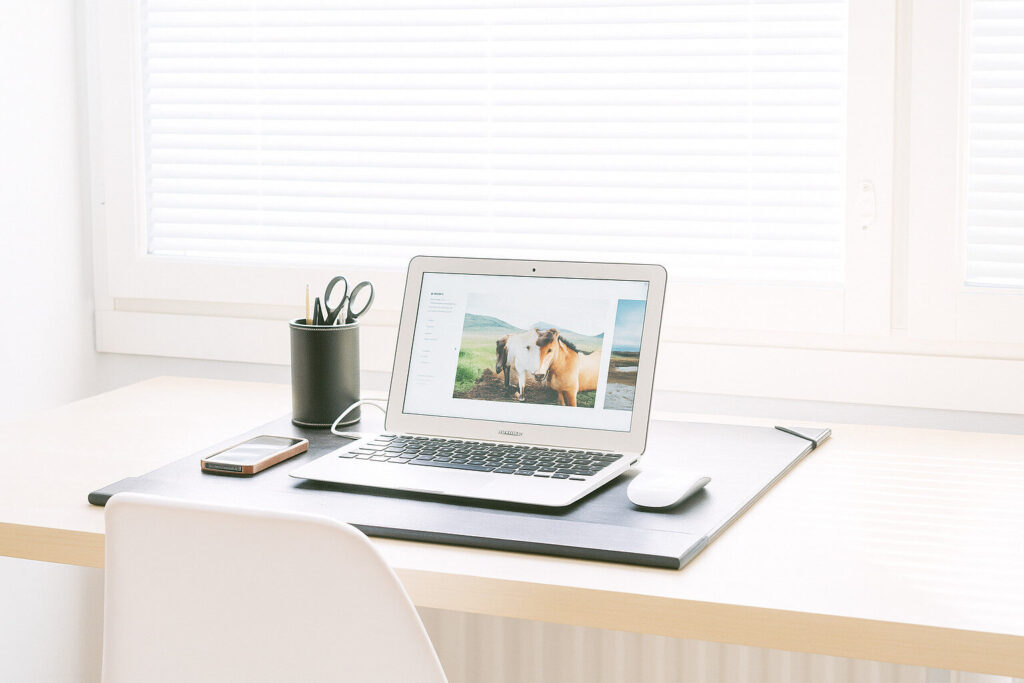 Ergonomischer Arbeitsplatz zu Hause: Warum eine Schreibtischunterlage ein Must-have für Studierende und Homeoffice-Beschäftigte ist
