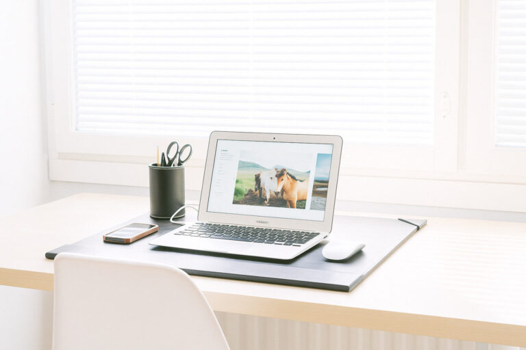 Ergonomischer Arbeitsplatz zu Hause: Warum eine Schreibtischunterlage ein Must-have für Studierende und Homeoffice-Beschäftigte ist